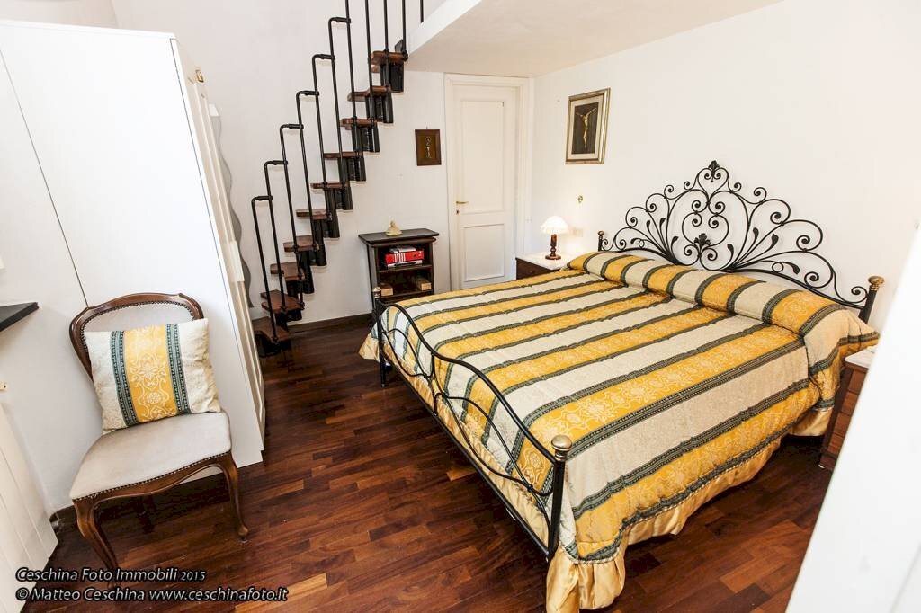 Camera da letto - Three-room apartment piazzetta Jacopo da Varagine, 5, Genova (neighborhood Centro Storico) - photo 3