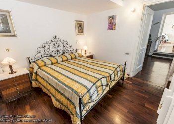 Camera da letto - Appartamento piazzetta Jacopo da Varagine, 5, Genova (zona Centro Storico) - foto 8