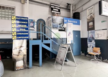 scala di accesso all\'ufficio - Commercial Premises Via Francesco Pera 88, Livorno - photo 3