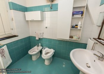 secondo bagno.jpg - Appartamento Piazzetta Jacopo da Varagine 5, Genova - foto 19