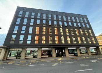 Facciata - Negozio via Chambery, 51, Aosta - foto 1