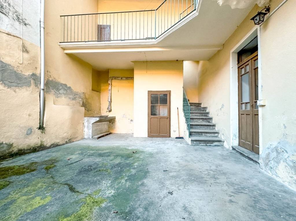 casa vendita grignasco cortile - Villa a Schiera via Dott Francione, 8, Grignasco - foto 2