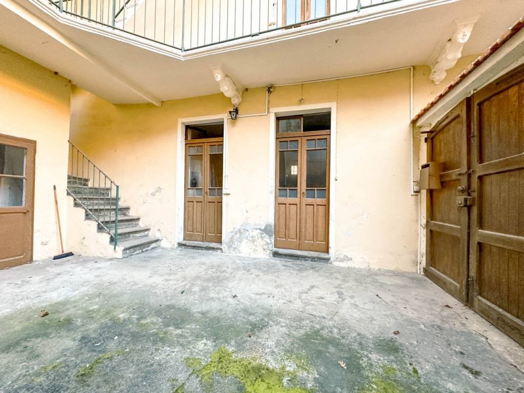 casa vendita grignasco cortile2 - Villa a Schiera via Dott Francione, 8, Grignasco - foto 3