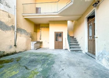 casa vendita grignasco cortile - Villa a Schiera via Dott Francione, 8, Grignasco - foto 2