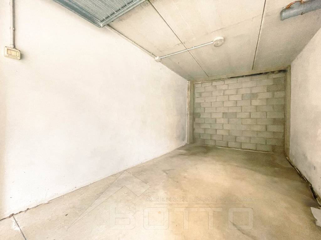 garage vendita borgomanero interno2 - Box via caneto 51, Borgomanero - foto 3