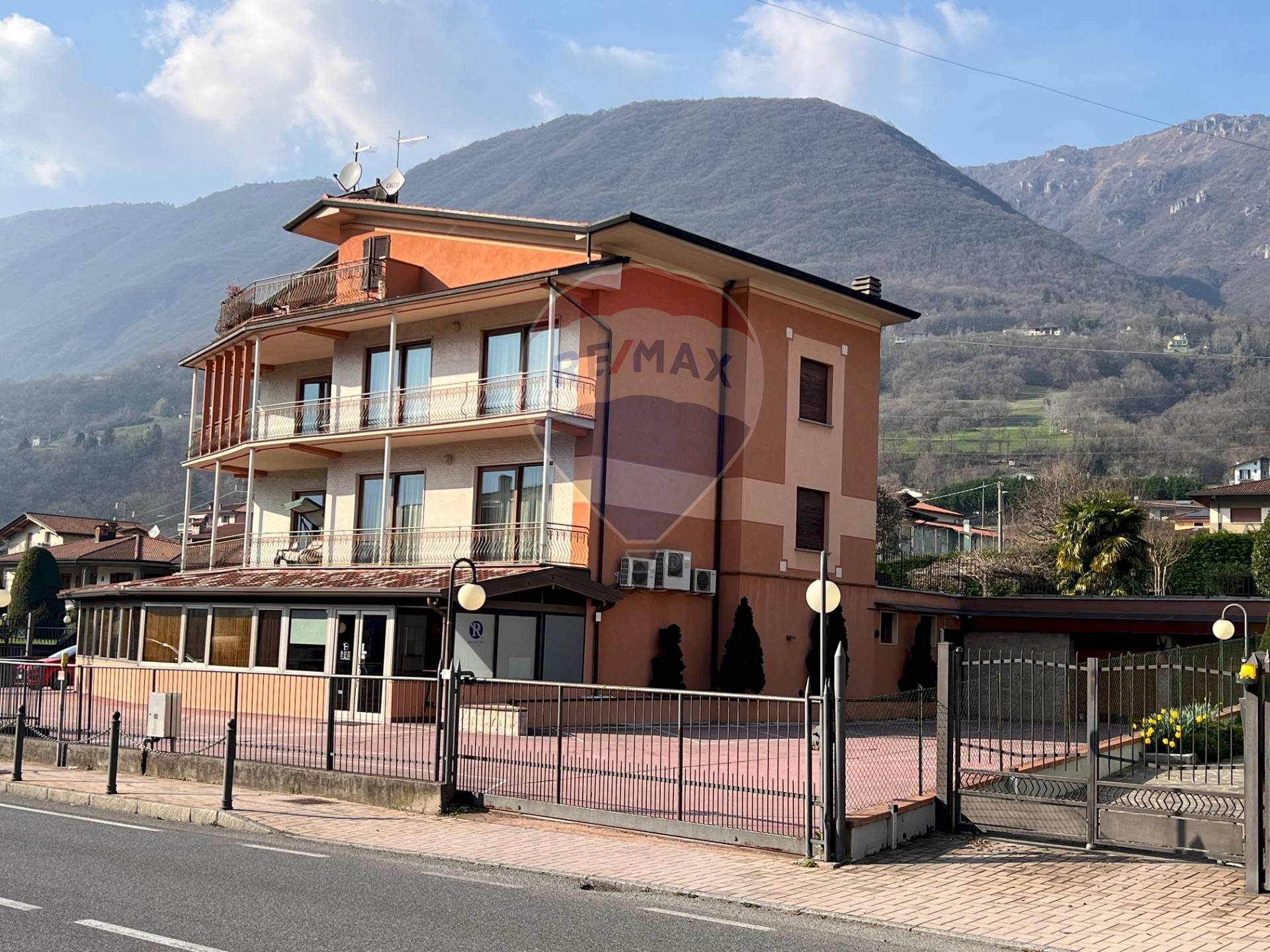 Commercial Premises via Tonale e della Mendola, Endine Gaiano - photo 1