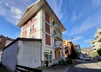 Facciata - Negozio via Grumello, 24A, Sondrio - foto 1