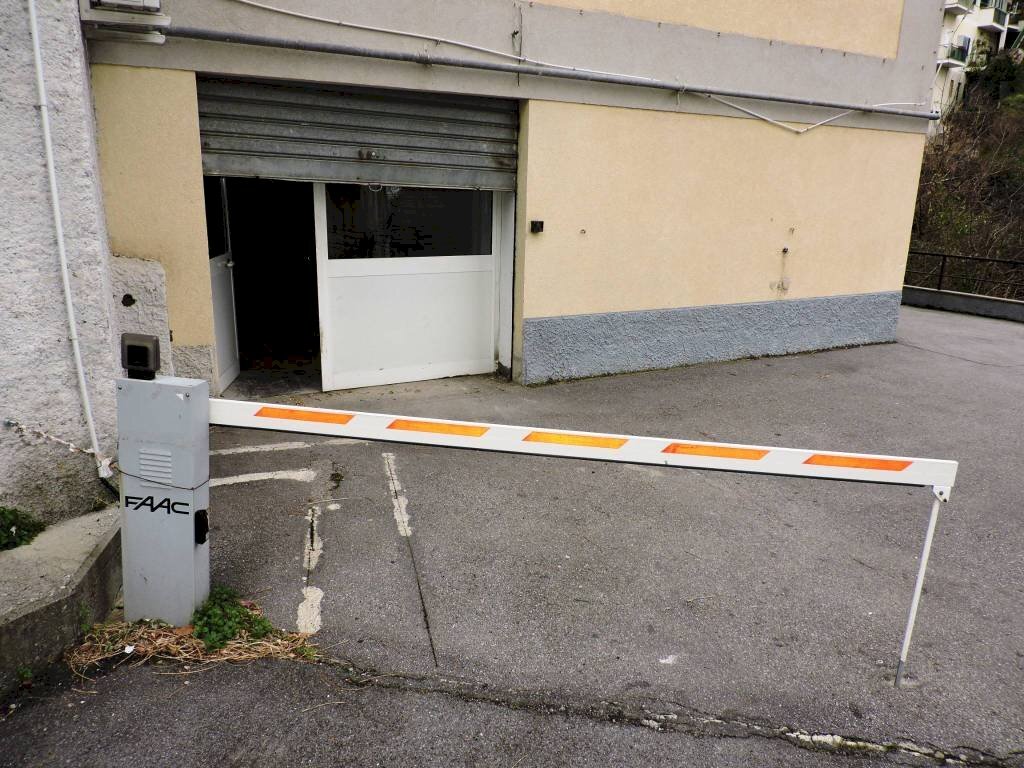 INGRESSO - Magazzino via Sant'Alberto, 49r, Genova (zona Sestri Ponente) - foto 1