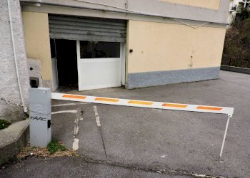 INGRESSO - Magazzino via Sant'Alberto, 49r, Genova (zona Sestri Ponente) - foto 1