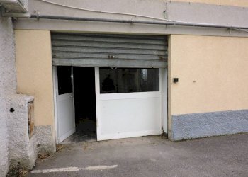 INGRESSO - Magazzino via Sant'Alberto, 49r, Genova (zona Sestri Ponente) - foto 2