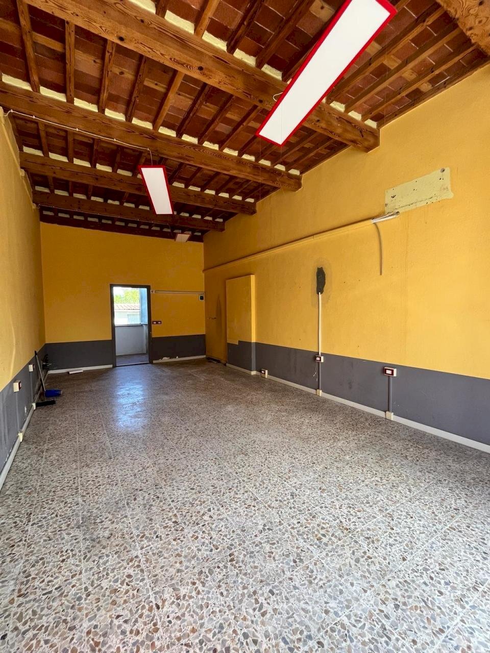 1712218553814.jpg - Locale Commerciale Viale G. Puccini, Lucca - foto 1