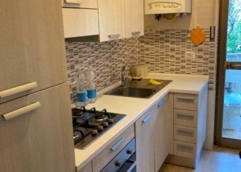 Cucina - Appartamento via Serchio, Massa - foto 1