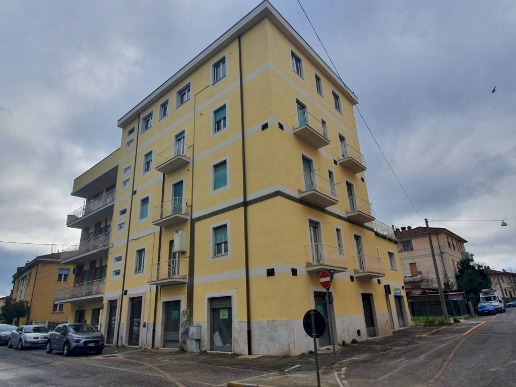 FACCIATA - Negozio via Antonino Calcagnadoro, Rieti - foto 2