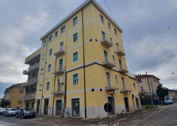 FACCIATA - Negozio via Antonino Calcagnadoro, Rieti - foto 2