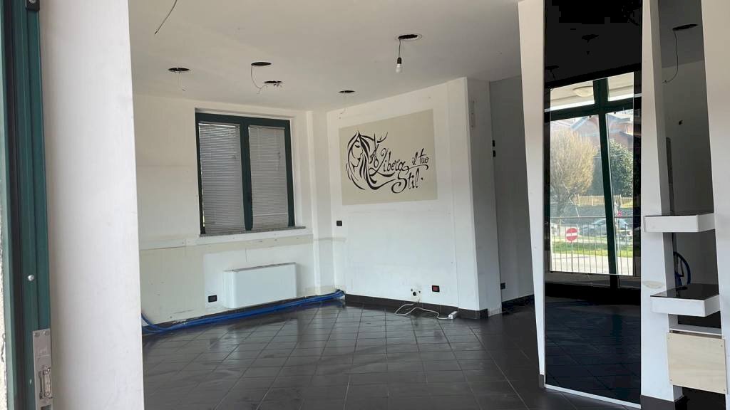 Stanza arredata - Negozio corso Superga, 31, Buttigliera Alta - foto 1