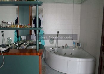 BAGNO CON VASCA IDRO - Villa Bifamiliare Concesio - foto 20