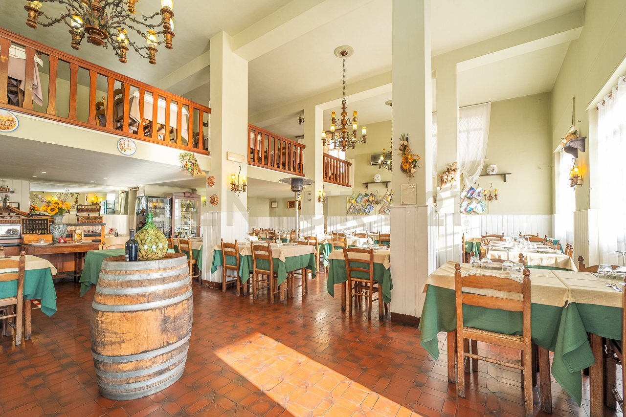 1.jpg - Commercial Premises Via Nemorense 17, Nemi - photo 1