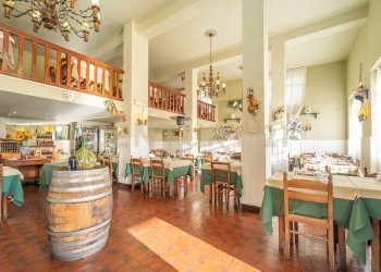 1.jpg - Locale Commerciale Via Nemorense 17, Nemi - foto 1