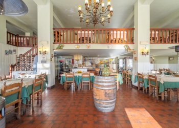 2.jpg - Locale Commerciale Via Nemorense 17, Nemi - foto 2