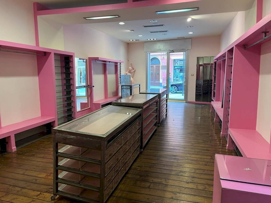 Interno non residenziale - Negozio via delle Moline, Bologna (zona Centro Storico) - foto 1