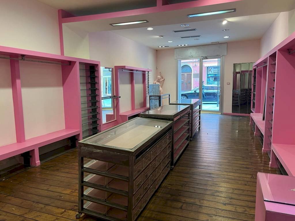 Interno non residenziale - Negozio via delle Moline, Bologna (zona Centro Storico) - foto 3