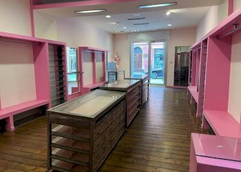 Interno non residenziale - Negozio via delle Moline, Bologna (zona Centro Storico) - foto 1