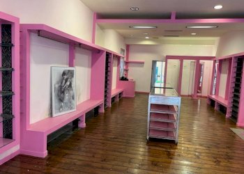 Interno non residenziale - Negozio via delle Moline, Bologna (zona Centro Storico) - foto 2