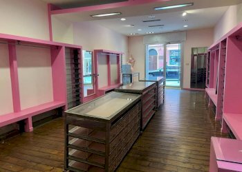 Interno non residenziale - Negozio via delle Moline, Bologna (zona Centro Storico) - foto 3