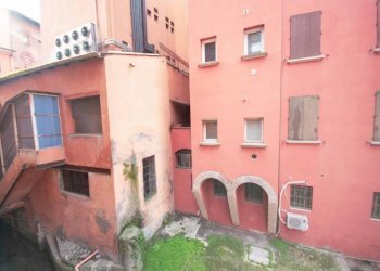 Facciata - Negozio via delle Moline, Bologna (zona Centro Storico) - foto 9