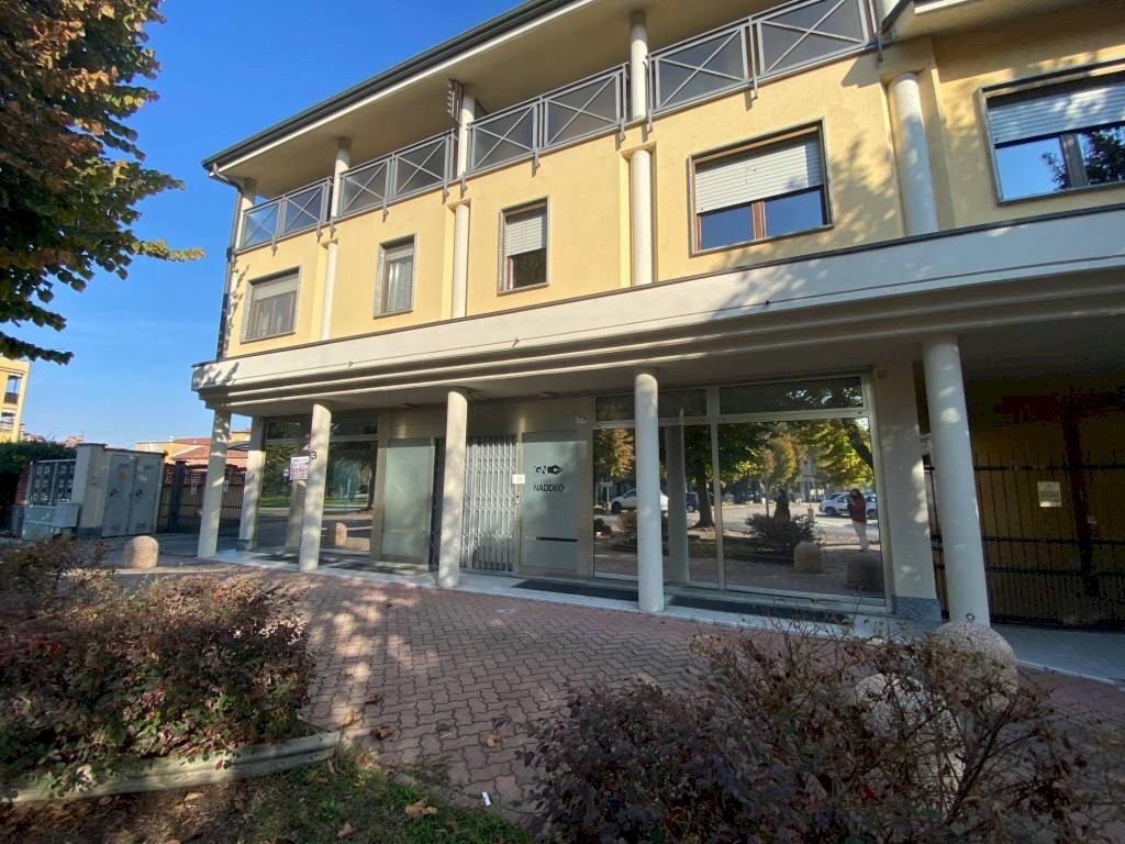 Facciata - Shop piazza Quattro Martiri, 43, Carmagnola - photo 1