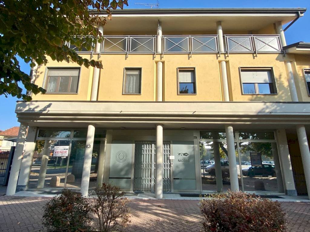 Facciata - Shop piazza Quattro Martiri, 43, Carmagnola - photo 2