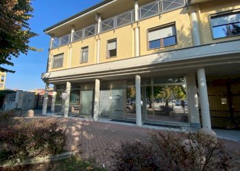 Facciata - Shop piazza Quattro Martiri, 43, Carmagnola - photo 1