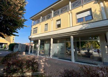 facciata - Shop piazza Quattro Martiri, 43, Carmagnola - photo 16