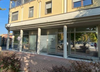 Facciata - Shop piazza Quattro Martiri, 43, Carmagnola - photo 17