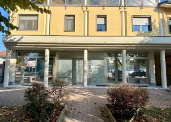 Facciata - Shop piazza Quattro Martiri, 43, Carmagnola - photo 18