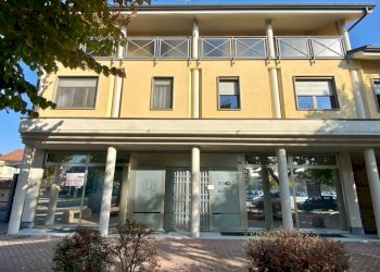 Facciata - Shop piazza Quattro Martiri, 43, Carmagnola - photo 19