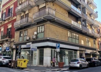Facciata - Negozio via Alessandro Manzoni, 36, Bari (zona Murat) - foto 11