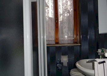 Bagno piano terra - Villa a Schiera Serra de' Conti - foto 22