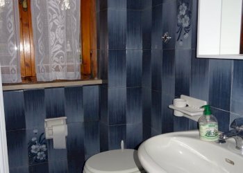 Bagno piano terra - Villa a Schiera Serra de' Conti - foto 23