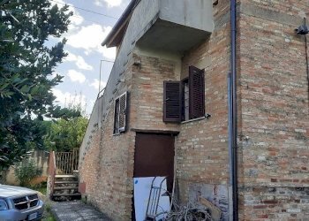 facciata - Casale Strada San Maria della Collina 108, Perugia - foto 9