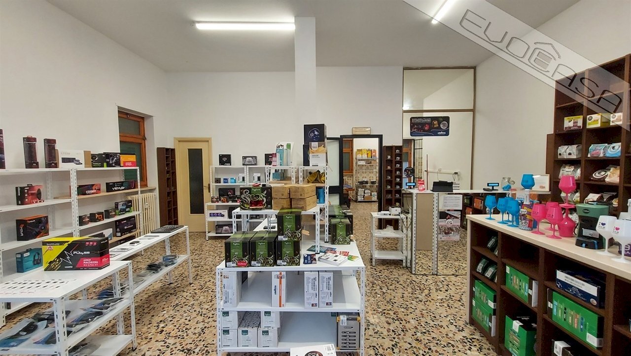 Negozio Via Caduti per la Libertà , Pinasca - foto 1
