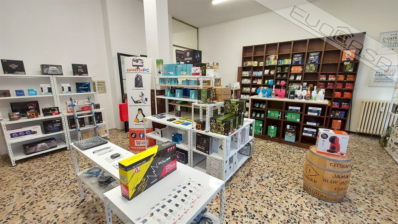 Negozio Via Caduti per la Libertà , Pinasca - foto 2