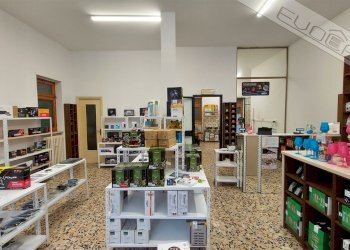 Negozio Via Caduti per la Libertà , Pinasca - foto 1