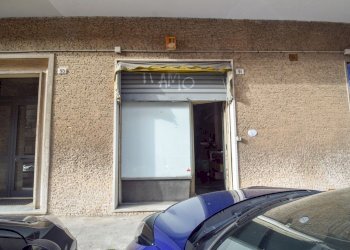 Locale Commerciale Via alla Chiesa di Pra', Genova (zona Palmaro) - foto 1