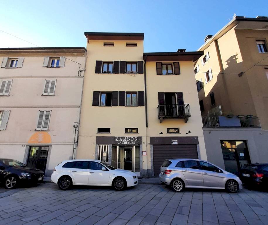 Facciata - Negozio via Alberto De Simoni, 39, Sondrio - foto 1
