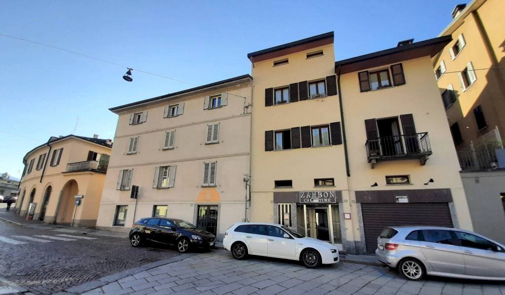 Facciata - Negozio via Alberto De Simoni, 39, Sondrio - foto 2