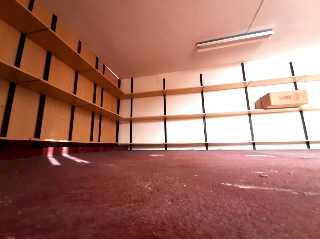 Interno non residenziale - Negozio via Alberto De Simoni, 39, Sondrio - foto 3