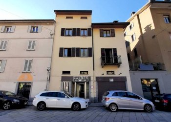 Facciata - Negozio via Alberto De Simoni, 39, Sondrio - foto 1