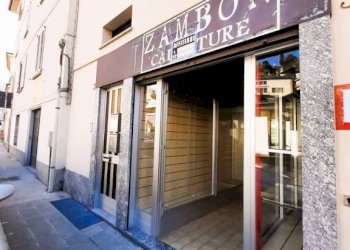 Facciata - Negozio via Alberto De Simoni, 39, Sondrio - foto 17