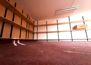 Interno non residenziale - Negozio via Alberto De Simoni, 39, Sondrio - foto 3